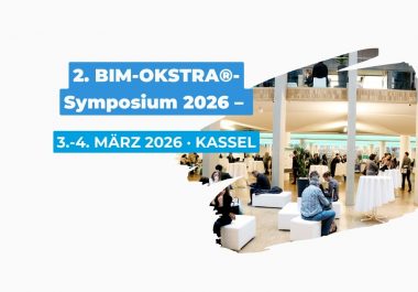 Grafik zum 2. BIM-OKSTRA®-Symposium 2026; im Hintergrund ein Veranstaltungsfoyer mit Besucherinnen und Besuchern.
